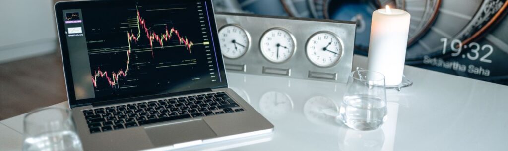 Notebook so štatistikami na obrazovke