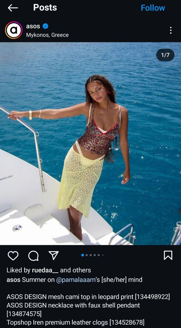 Snímka obrazovky Instagramového príspevku od @asos zobrazujúceho oblečenie s kódmi položiek v popise.