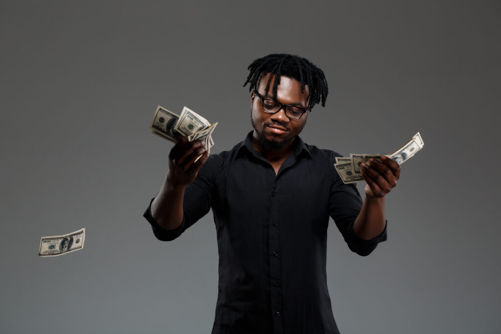 Mladý úspešný africký podnikateľ rozhadzuje peniaze
